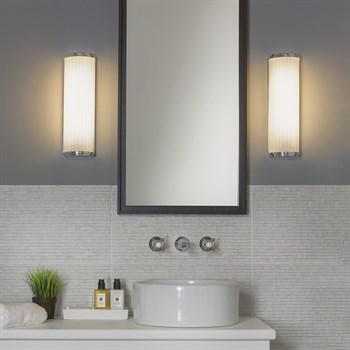 Astro Monza krom badeværelse væglamper ved spejl over vask